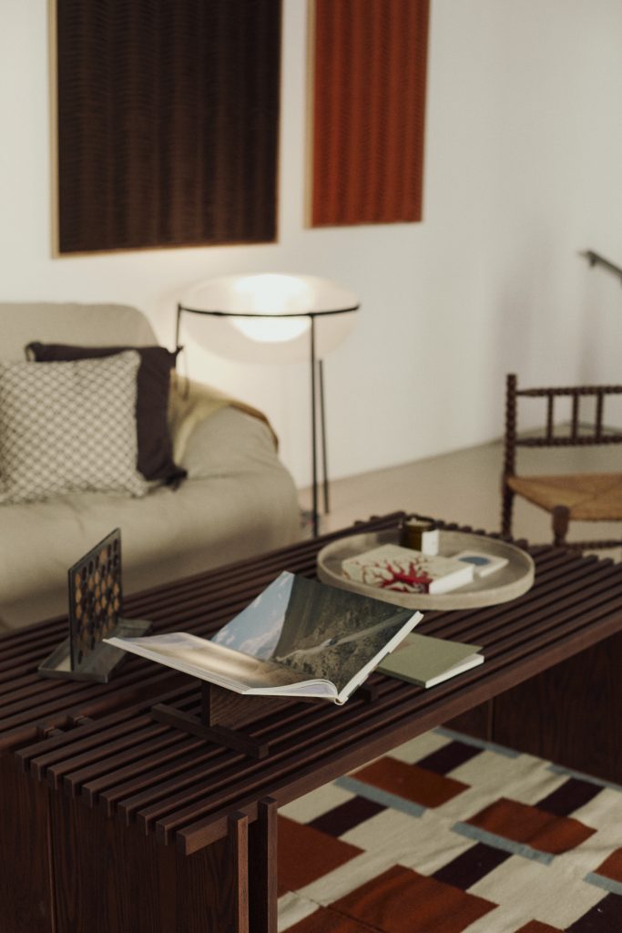 Detalle de iluminación decorativa en The House of You, proyecto de Lorca Studio en Madrid.