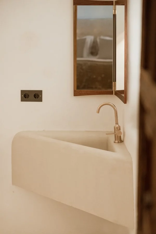 Mecanismos Atelier Luxus en acabado Medium Bronze en vivienda Xarraca Ibiza