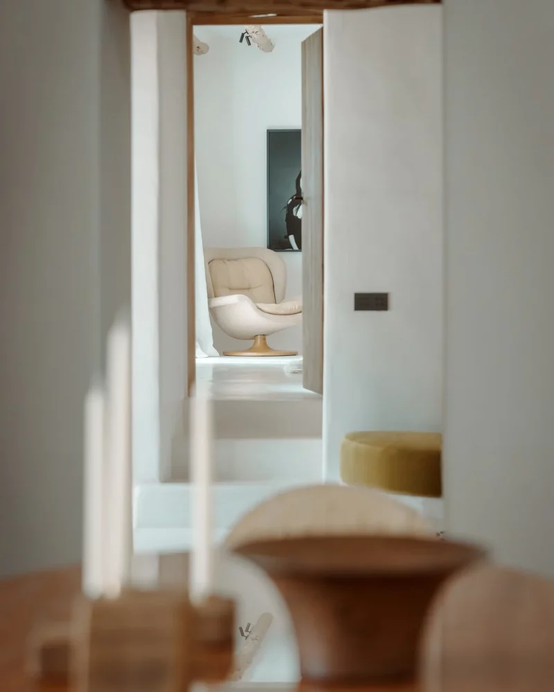 Detalle de interruptores Atelier Luxus Facet integrados en vivienda mediterránea en Ibiza